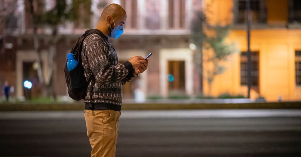 Una joven se concentra intensamente en su ordenador portátil en un aula, combinando la tecnología con el aprendizaje.