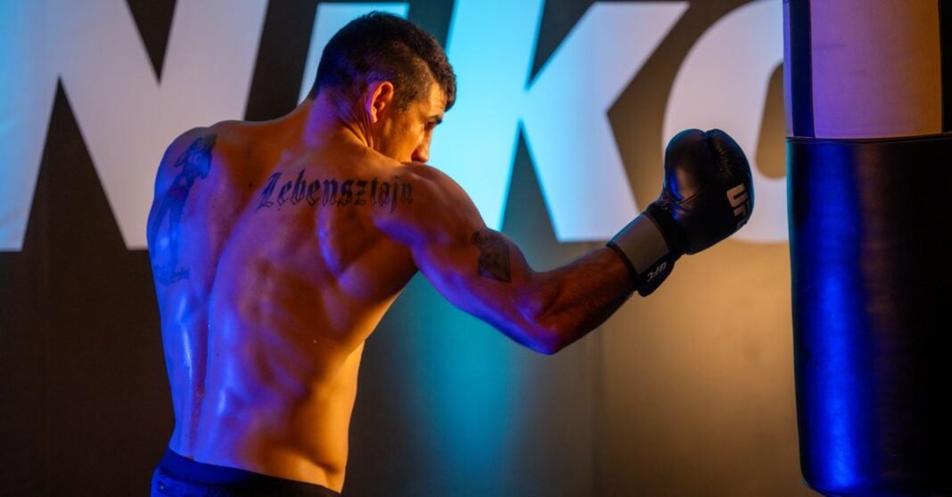 INE integra comisión para verificar riesgos de infiltración delictiva en candidaturas Un boxeador decidido entrenando en un gimnasio de la Ciudad de México, mostrando fuerza y enfoque.