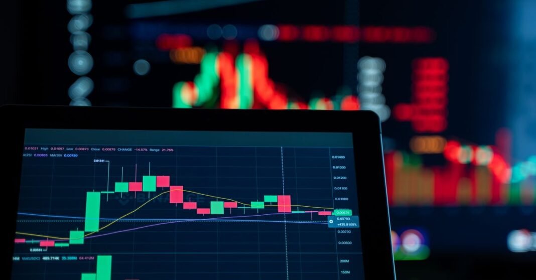 Fed mantiene tasa en 3.50%-3.75% pese a inflación elevada; tres integrantes pidieron subirla Vista en primer plano de la pantalla de gráficos de negociación digital con gráficos dinámicos y análisis de datos.