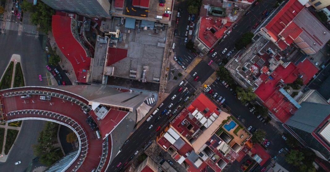 Detienen a cinco presuntos extorsionadores de repartidores por aplicación en CDMX Calle concurrida en la Ciudad de México con ciclistas, peatones y tráfico bajo cielos despejados.