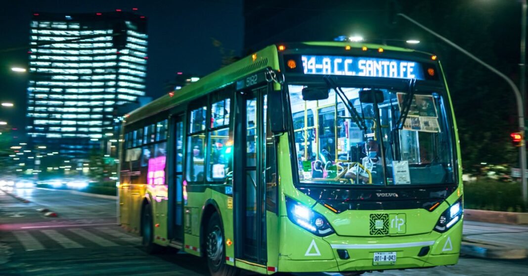 Transportistas suspenden megabloqueo previsto para el 31 de agosto en Edomex; CDMX podría evitar afectaciones Intersección de ciudad concurrida con personas cruzando la calle, fotografía en blanco y negro.