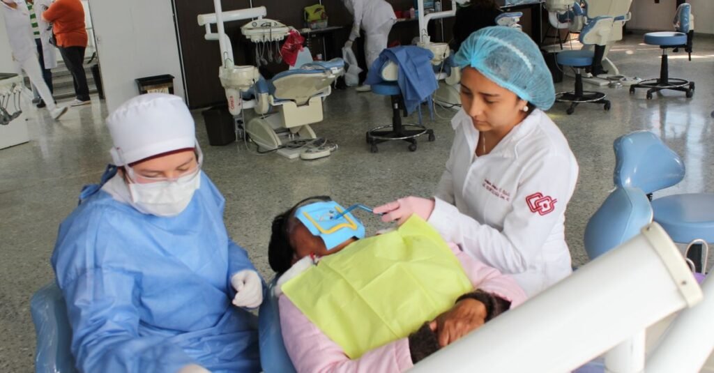 Profesional médico realizando un ultrasonido a un paciente en un entorno clínico.