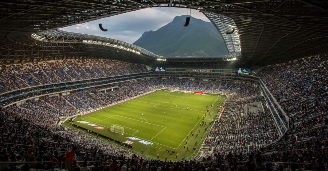 México vs Nueva Zelanda y la Liga MX Femenil, entre los partidos del sábado 7 de septiembre Vibrante multitud de fanáticos del fútbol animando en un estadio de Córdoba, Argentina.