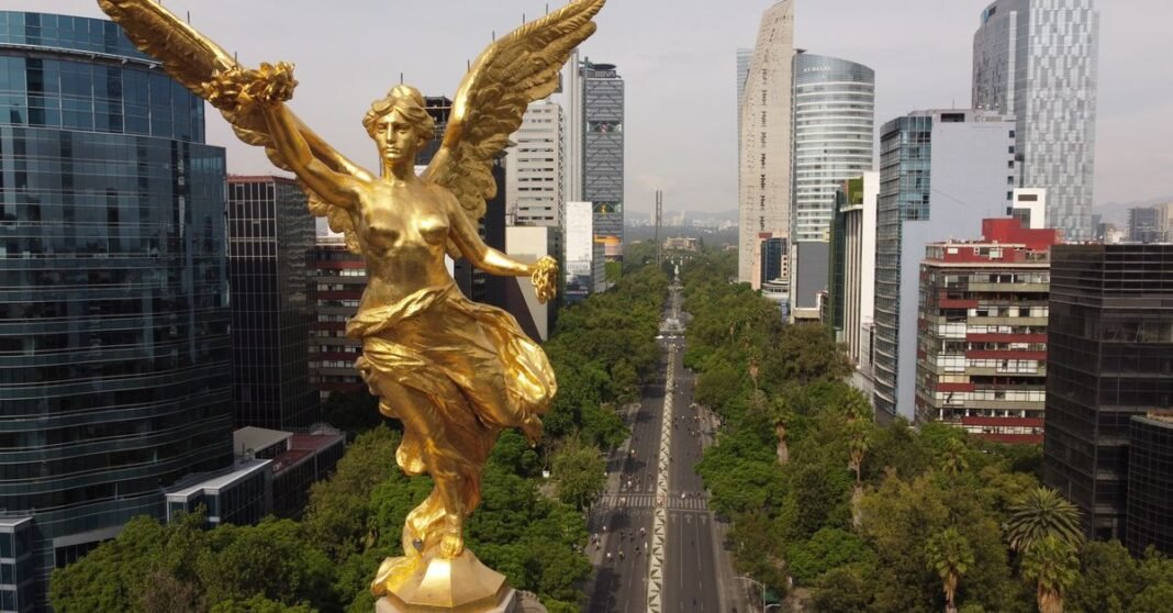 Imagen ilustrativa: México redefine su ley de telecomunicaciones y radiodifusión: estos son los principales cambios Toma aérea que presenta el icónico Ángel de la Independencia en el vibrante paisaje urbano de la Ciudad de México.