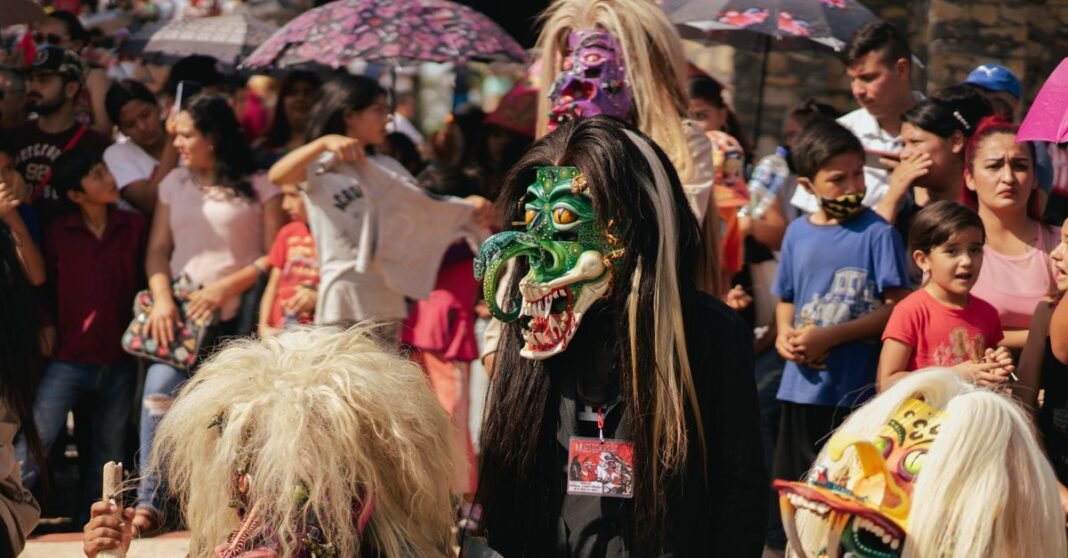 Imagen ilustrativa: Festival de Cine Libanés 2025 abre en Ciudad de México con una curaduría centrada en memoria, dolor y resiliencia Un colorido desfile en México con trajes tradicionales y una bandera mexicana bajo un cielo soleado.