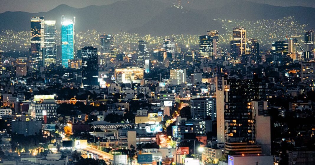 SCJN valida que candidaturas independientes compitan sin campañas conjuntas en Michoacán Dos mujeres conversando cerca de una pared colorida en Ciudad de México, destacando la vida urbana y la interacción.