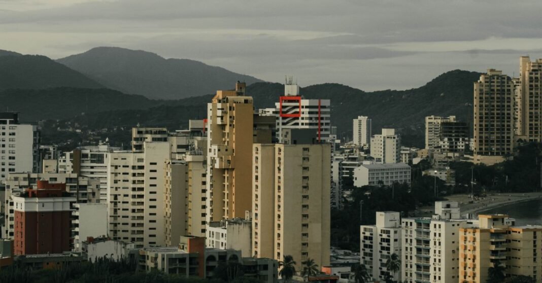 Cártel Inmobiliario expuso a cientos de capitalinos a riesgos en Benito Juárez, según investigación de Once Noticias Vista aérea de grúas de construcción y rascacielos en Ciudad de México al atardecer.
