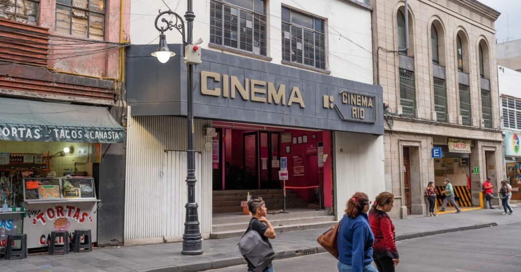 IMCINE cumple 15 años del Anuario Estadístico de Cine Mexicano con nueva edición sobre 2024 Edificio de esquina con señales del SEP en el paisaje urbano de la Ciudad de México.