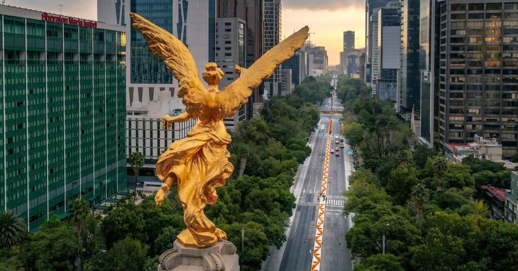 Metrobús de CDMX plantea llegar a 700 autobuses eléctricos en 2033; el reto será ampliar la red de carga Impresionante vista aérea de rascacielos iluminados en la Ciudad de México por la noche, mostrando la belleza urbana.