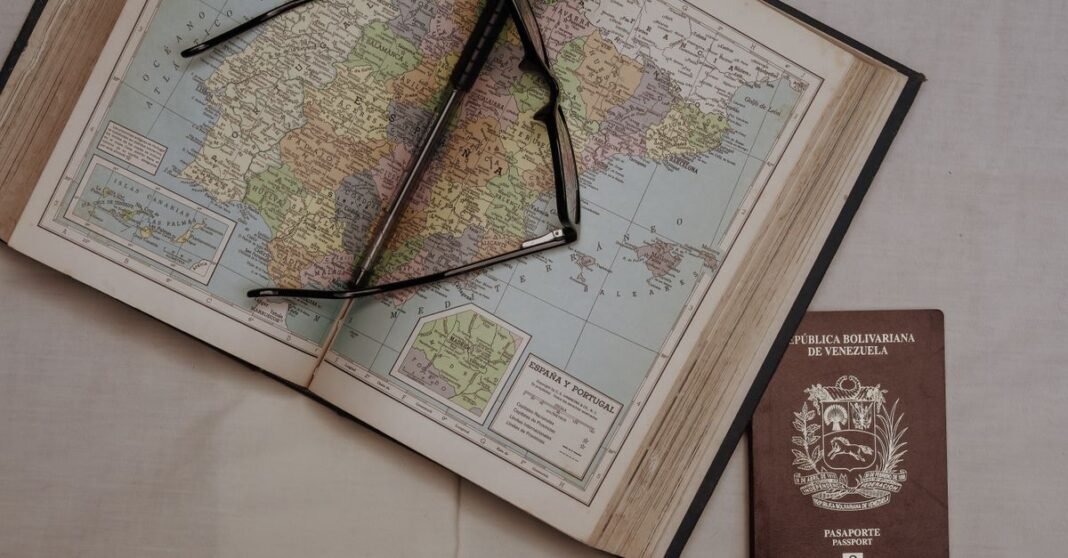 Venezuela e Israel acuerdan mecanismo consular tras 17 años de ruptura diplomática Un mapa vintage de España con gafas y un pasaporte venezolano, simbolizando la planificación de viajes.