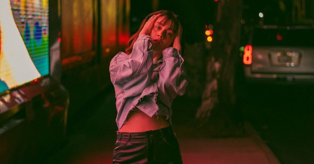Mx Nuestro Cine dedica su pantalla al Día Nacional del Cine Mexicano Una mujer a la moda con chaqueta de denim y pantalones negros posando de noche en Ciudad de México.