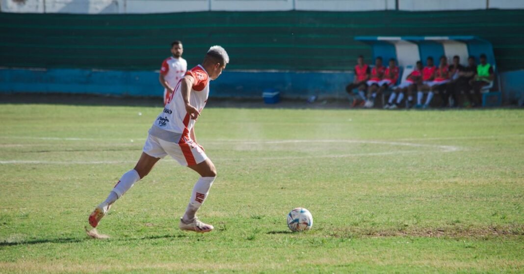 Javier Aguirre perfila un once con regresos para México ante Honduras Atletas jugando al fútbol en un partido competitivo en un campo verde vibrante.