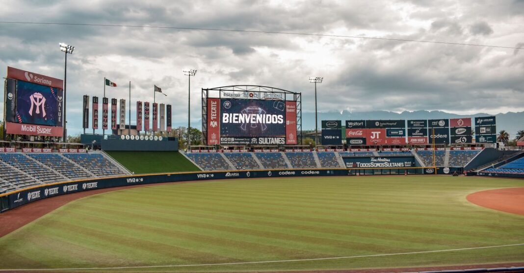 César Huerta perfila su regreso a Pumas; reportes señalan acuerdo con Anderlecht Estadio de béisbol vacío en Monterrey, México, con cartel electrónico de bienvenida.