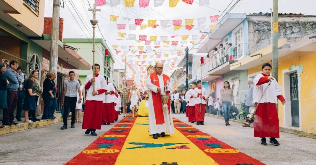 ACI Prensa ofrece cinco claves espirituales para peregrinar al Cristo Rey del Cubilete Colorida procesión religiosa en Alto Lucero, México, con trajes tradicionales y decoraciones en las calles.
