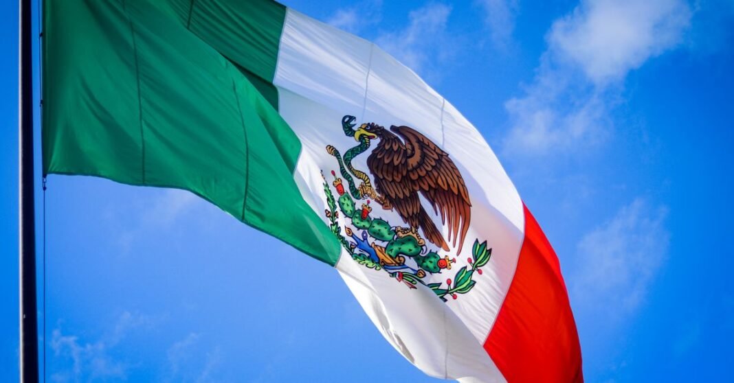 La muerte de “El Mencho” podría complicar la estrategia de pacificación de Sheinbaum, advierte análisis de BBC Mundo Policías mexicanos desfilan mostrando el orgullo nacional con banderas y decoración festiva.