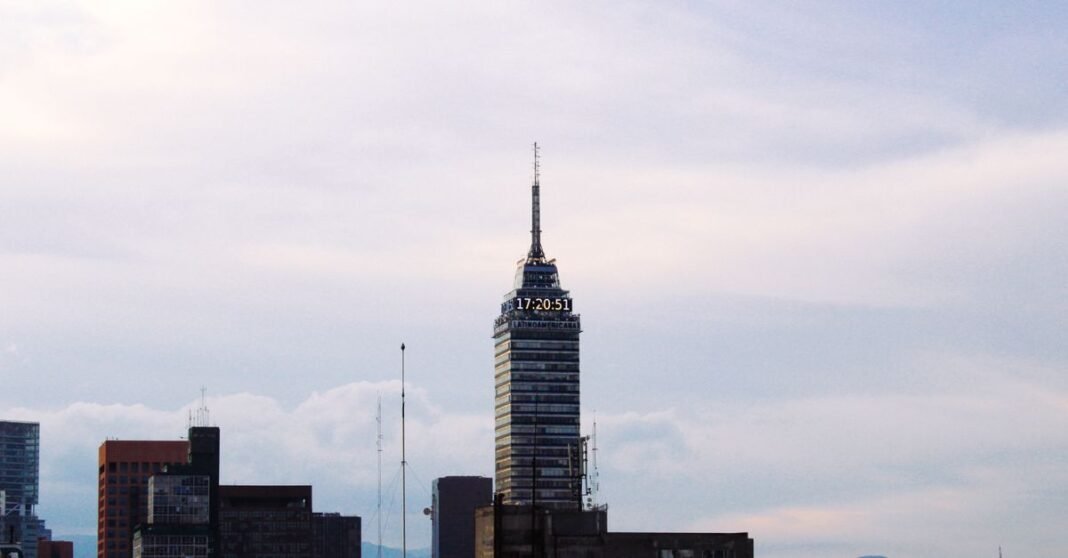INE e IECM presentan urnas electrónicas que se usarían en 44 casillas especiales de la CDMX el 2 de junio Dos mujeres conversando cerca de una pared colorida en Ciudad de México, destacando la vida urbana y la interacción.