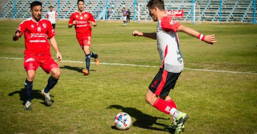 Imagen ilustrativa: Raúl Jiménez encabezó la buena noticia para México antes del duelo contra Canadá Vista aérea del Estadio Akron en Guadalajara, México, mostrando su amplia área de asientos rojos y el campo de fútbol verde.