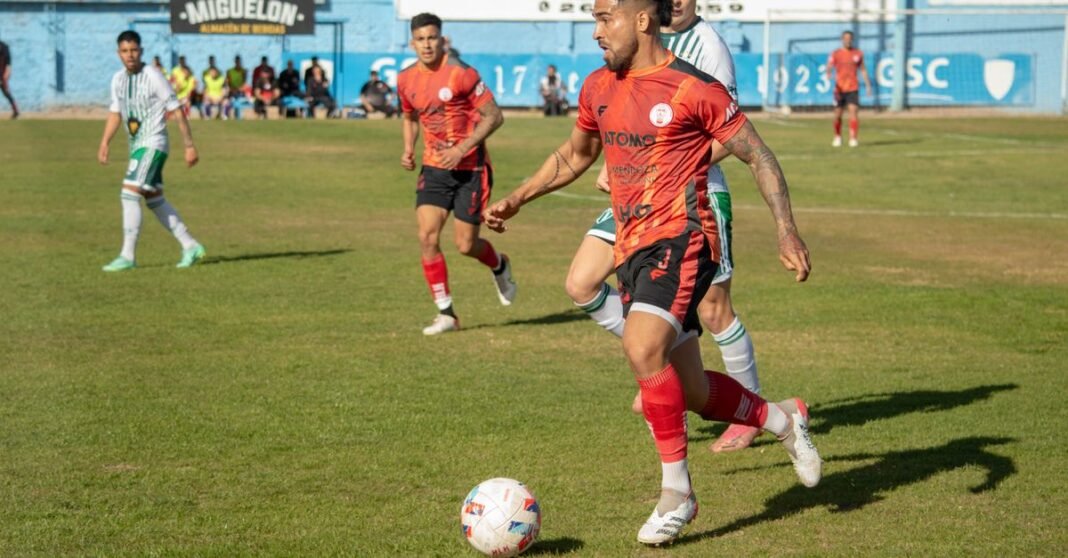 Juan Carlos “La Bomba” Rodríguez renuncia como comisionado del futbol mexicano Vista aérea del Estadio Akron en Guadalajara, México, mostrando su amplia área de asientos rojos y el campo de fútbol verde.