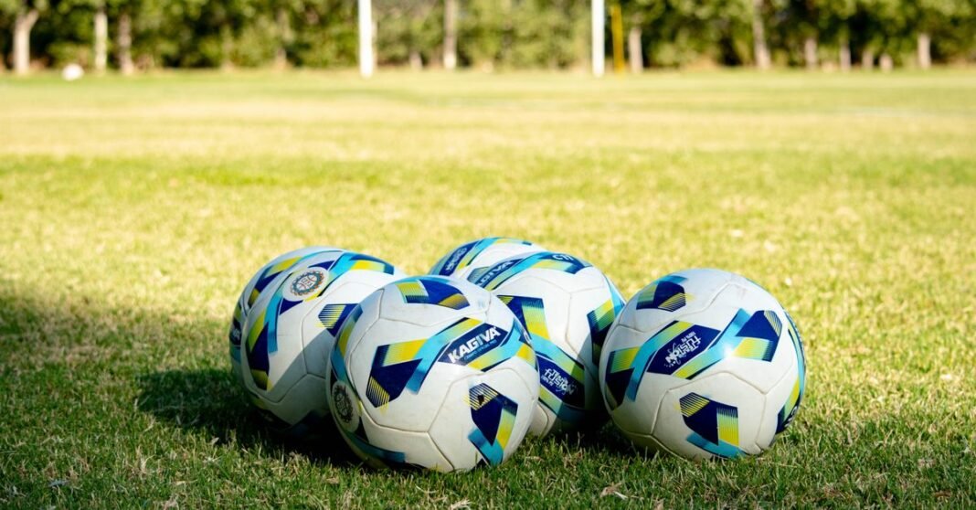México destituye a Jaime Lozano tras la eliminación en la Copa América Vista aérea del Estadio Akron en Guadalajara, México, mostrando su amplia área de asientos rojos y el campo de fútbol verde.