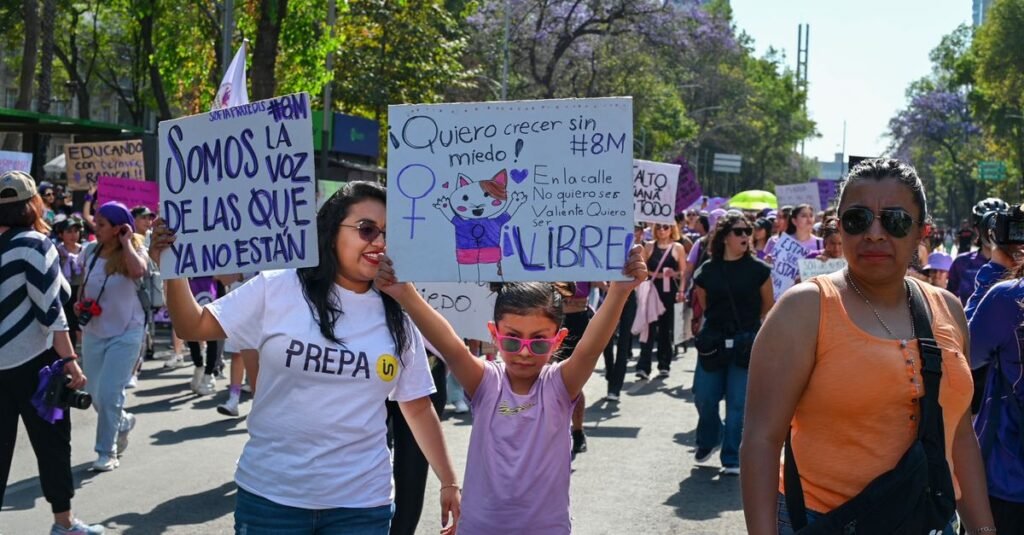Mujeres sosteniendo pancartas durante una marcha de protesta en Ciudad de México defendiendo derechos e igualdad.