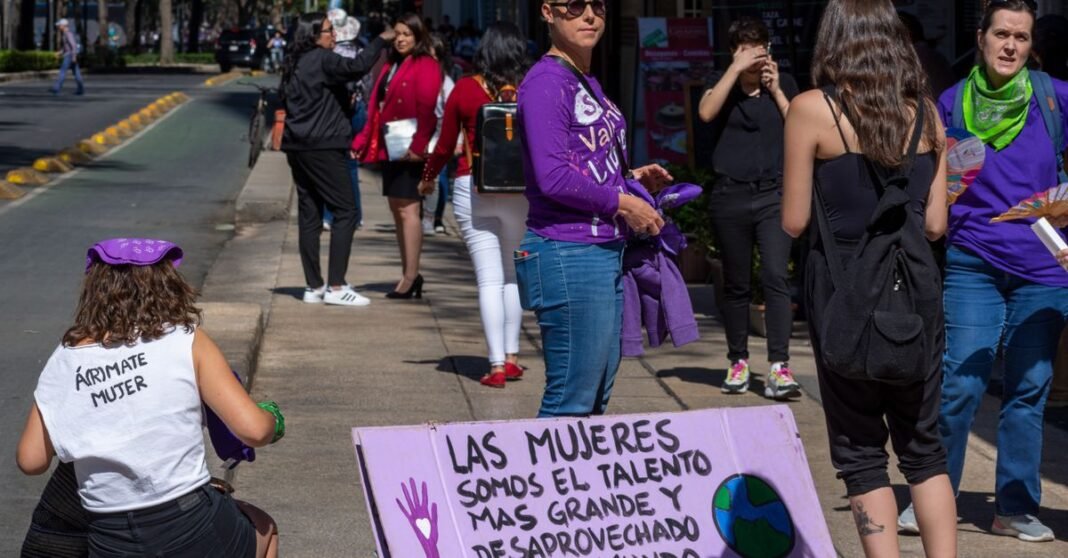 Miles marchan en CDMX contra el aborto a 18 años de su despenalización en la capital Mujeres sosteniendo pancartas durante una marcha de protesta en Ciudad de México defendiendo derechos e igualdad.