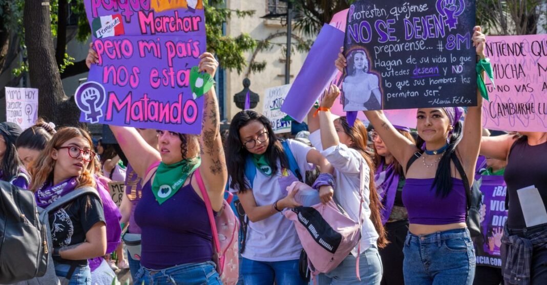 ONU Mujeres pone el foco en las huellas que dejan los feminicidios en la Ciudad de México Una vibrante protesta por los derechos de las mujeres en la Ciudad de México que destaca la lucha por la igualdad.