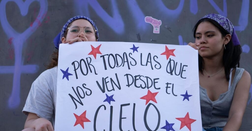 Dos mujeres sosteniendo un cartel de protesta a favor de los derechos de las mujeres en la Ciudad de México.