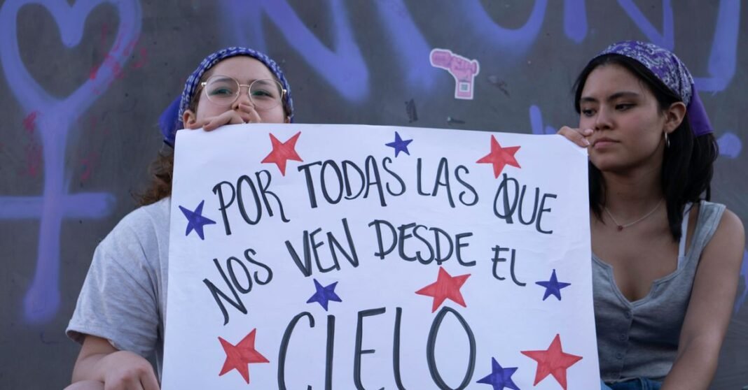 Transportistas paran en México ante el aumento de ataques en carreteras Dos mujeres sosteniendo un cartel de protesta a favor de los derechos de las mujeres en la Ciudad de México.