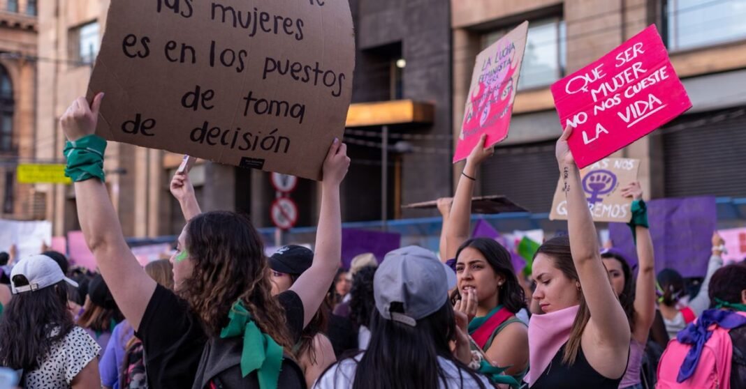 Jalisco se convierte en la entidad 13 en despenalizar el aborto tras un fallo judicial Protesta callejera enérgica con una multitud diversa y carteles coloridos al aire libre.