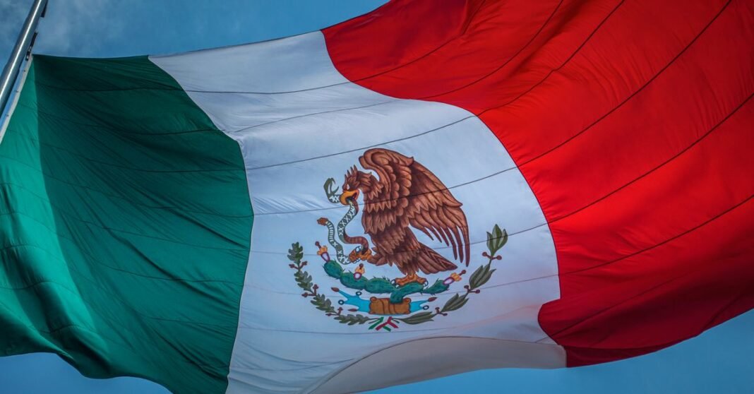 Expediente disponible de la SCJN no permite confirmar fallo de fondo sobre Fondo de Pensiones para el Bienestar La bandera mexicana ondea majestosamente contra un claro cielo azul en Ciudad de México, México.