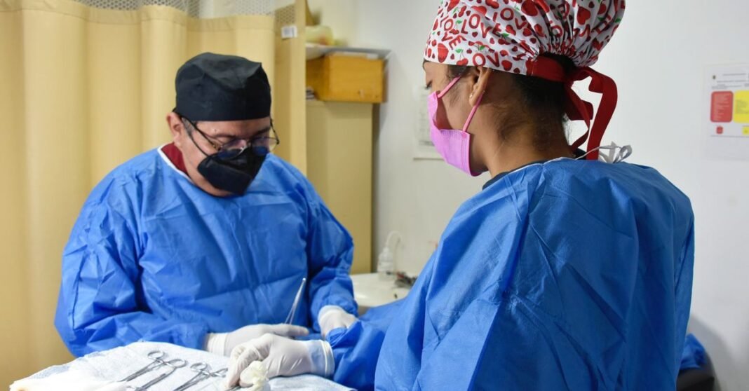 IMSS reporta avance en IMSS-Bienestar con contratación de especialistas y basificación de personal Equipo médico realizando cirugía con máscaras y batas para seguridad e higiene.