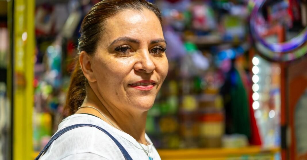 Concluye el Primer Parlamento del Comercio Popular 2026 en el Congreso de la Ciudad de México Dos mujeres conversando cerca de una pared colorida en Ciudad de México, destacando la vida urbana y la interacción.