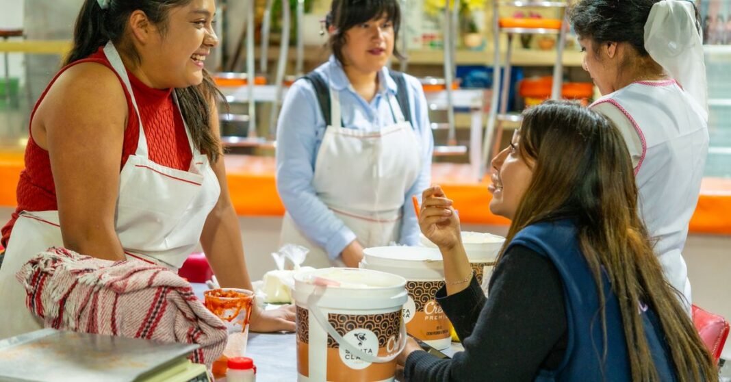 WWF México publica una guía para orientar el uso de plásticos compostables en la Ciudad de México Un vendedor ambulante en Ciudad de México exhibiendo comidas tradicionales mexicanas en una mesa colorida.