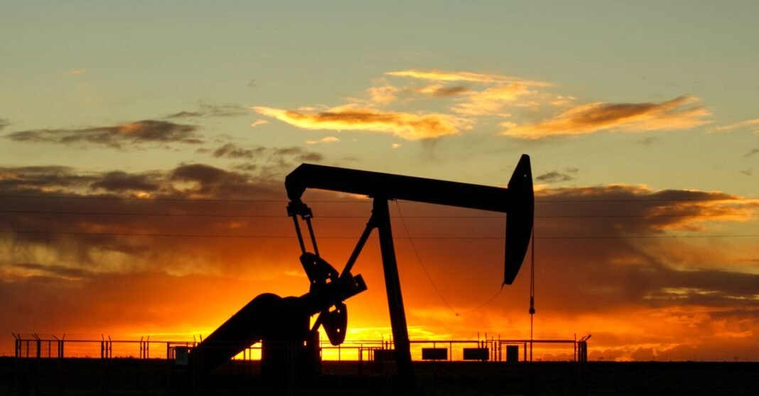 Pemex arrastra menor producción de crudo y una deuda que complica su salida del bache Silueta dramática de una bomba de petróleo contra un vibrante cielo al atardecer, enfatizando la extracción de energía.
