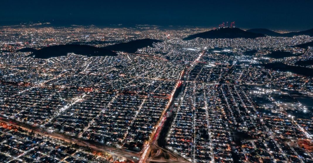 SSC localiza camioneta tras denuncia de presunto seguimiento a Vanessa Huppenkothen en CDMX Impresionante vista aérea de la Ciudad de México iluminada por la noche, mostrando la expansión urbana y luces vibrantes.