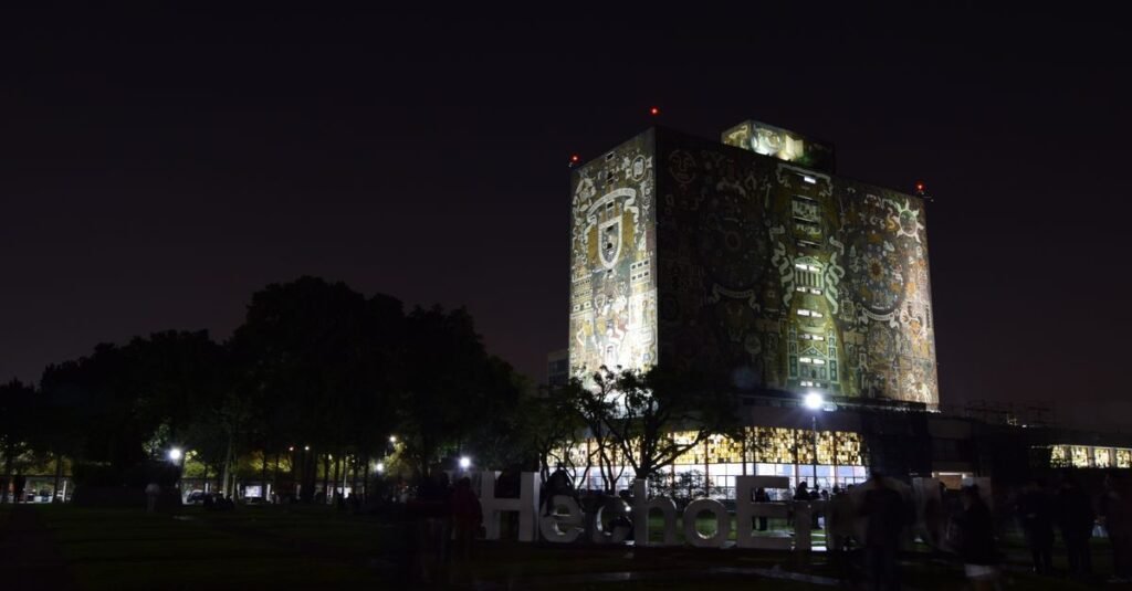 Edificio de esquina con señales del SEP en el paisaje urbano de la Ciudad de México.