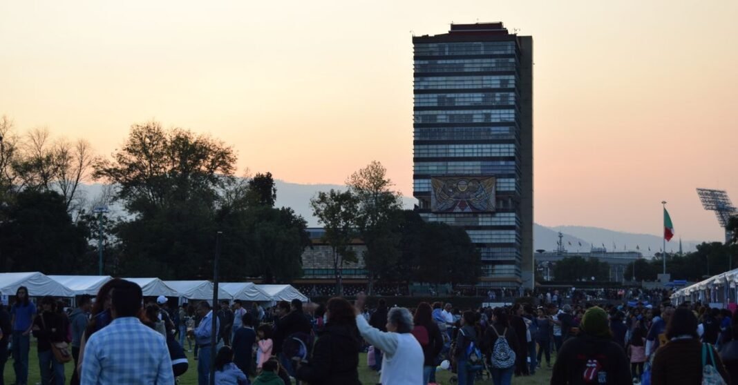 Dónde ver el eclipse solar del 8 de abril en CDMX y cómo observarlo sin riesgo Vista aérea del horizonte de Ciudad de México al atardecer, con techos urbanos y rascacielos impactantes.