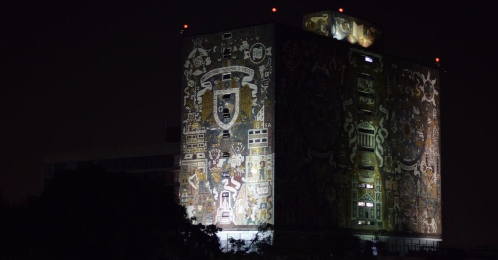 Una impresionante vista del horizonte iluminado de la Ciudad de México por la noche, que muestra su vibrante paisaje urbano.