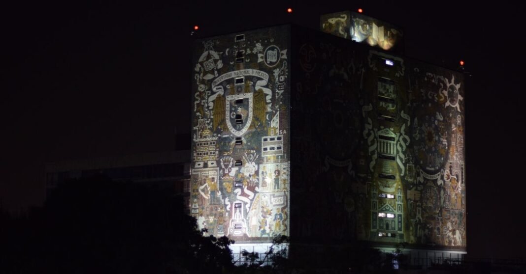 Luis Miguel prepara en la CDMX el cierre de su Tour 2024 tras una gira récord Una impresionante vista del horizonte iluminado de la Ciudad de México por la noche, que muestra su vibrante paisaje urbano.