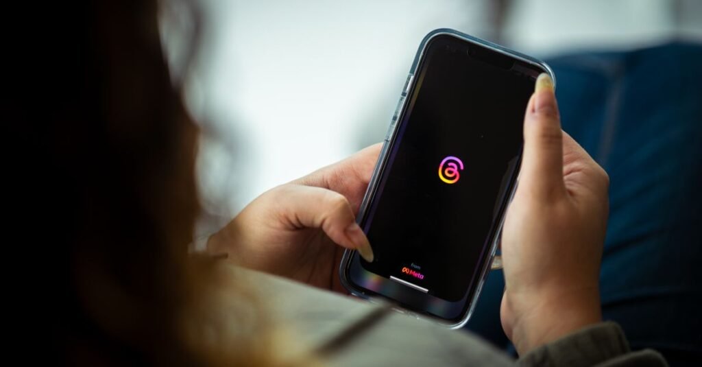Primer plano de una persona sosteniendo un teléfono inteligente con una aplicación de redes sociales abierta