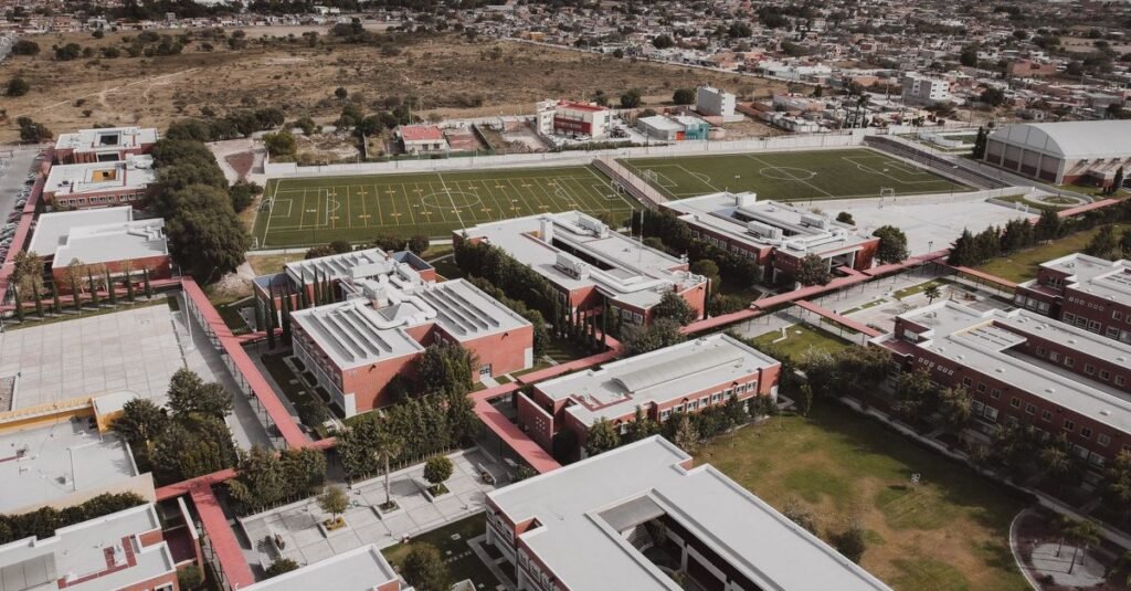 Vista aérea de un campus escolar con un campo de fútbol en San Luis Potosí, México.