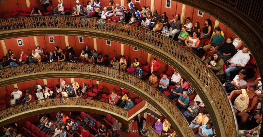 Tour de Cine Francés 2026 arrancará el 10 de septiembre con siete películas en más de 80 ciudades Vista del público en el Teatro Santa Isabel, Recife, mostrando su elegante arquitectura y espectadores comprometidos.