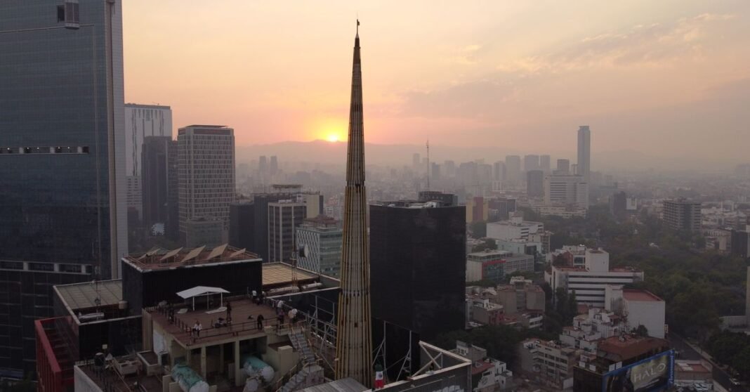Huitzilac se integra a la Zona Metropolitana del Valle de México; la CDMX no amplía su territorio Vista aérea del horizonte de Ciudad de México al atardecer, con techos urbanos y rascacielos impactantes.