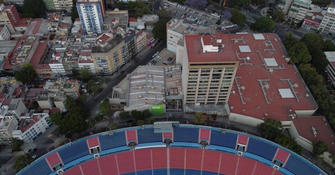 Congreso de CDMX exhorta a reforzar acciones contra violencia digital tras ataques a jugadoras de Cruz Azul Una vista aérea del icónico Estadio Azul, arena deportiva en Ciudad de México.
