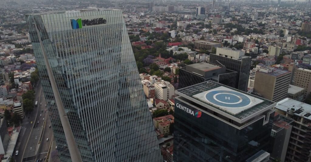 Impresionante vista aérea de rascacielos en la Ciudad de México durante el día.