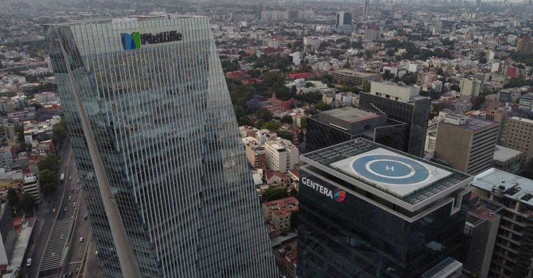 Salud confirma un caso importado de sarampión en la Ciudad de México Impresionante vista aérea de rascacielos en la Ciudad de México durante el día.