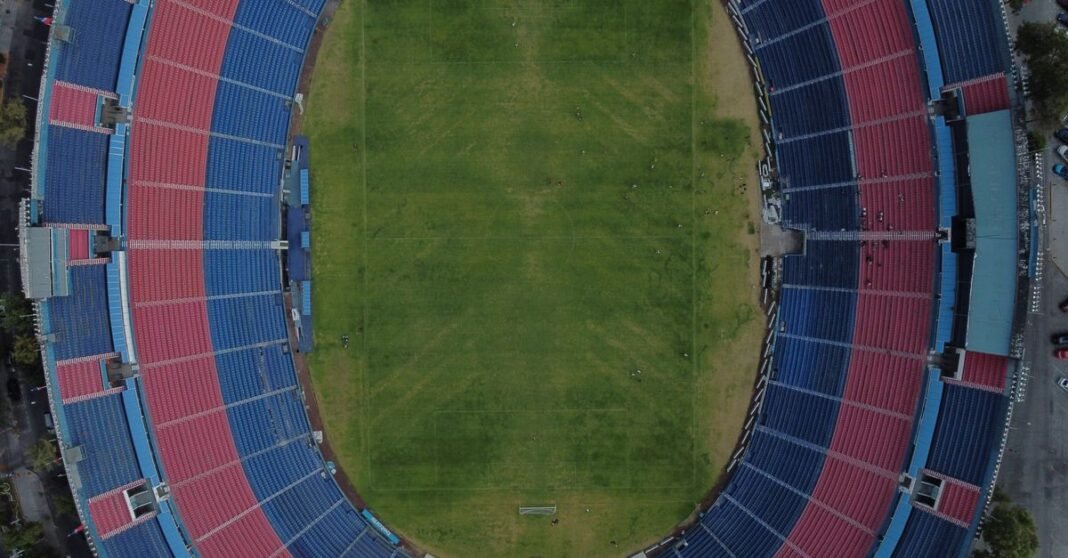 FIFA confirma que México abrirá el Mundial 2026 en el Estadio Azteca Estadio de béisbol vacío en Monterrey, México, con cartel electrónico de bienvenida.