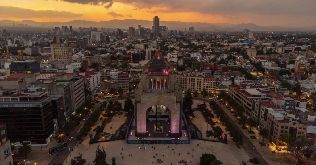 Edificio de esquina con señales del SEP en el paisaje urbano de la Ciudad de México.