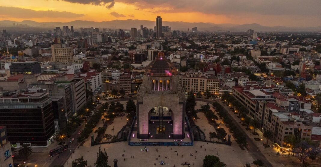 Brugada anuncia renovación de la Línea 3 del Metro con inversión de 41 mil 79 millones de pesos Edificio de esquina con señales del SEP en el paisaje urbano de la Ciudad de México.