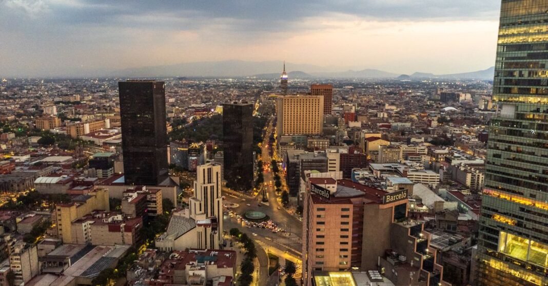 Fuertes lluvias provocan anegaciones y afectaciones en el Metro Buenavista de la CDMX Impresionante vista aérea de rascacielos iluminados en la Ciudad de México por la noche, mostrando la belleza urbana.